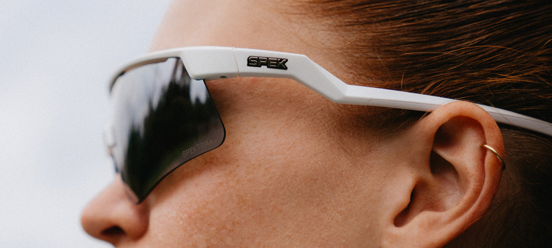 What is a high-contrast lens?